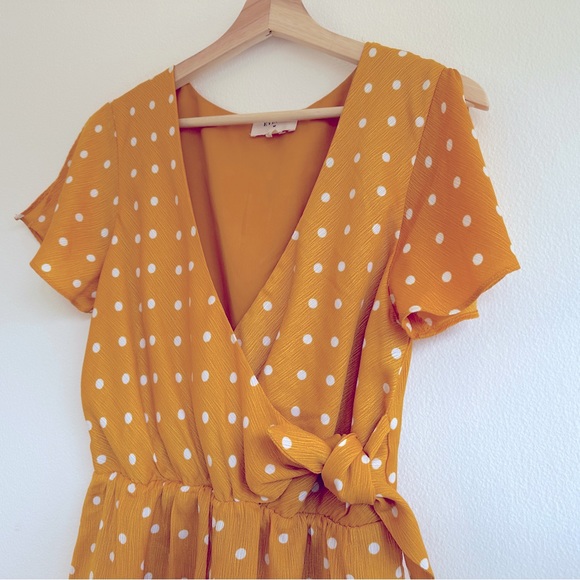 Everly Wrap Romper size Medium - Picture 5 of 5